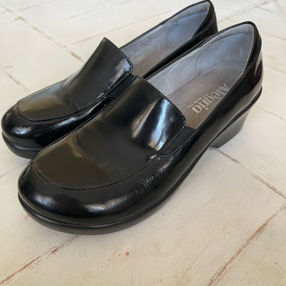 Alegria Women's Glossy Black Flats